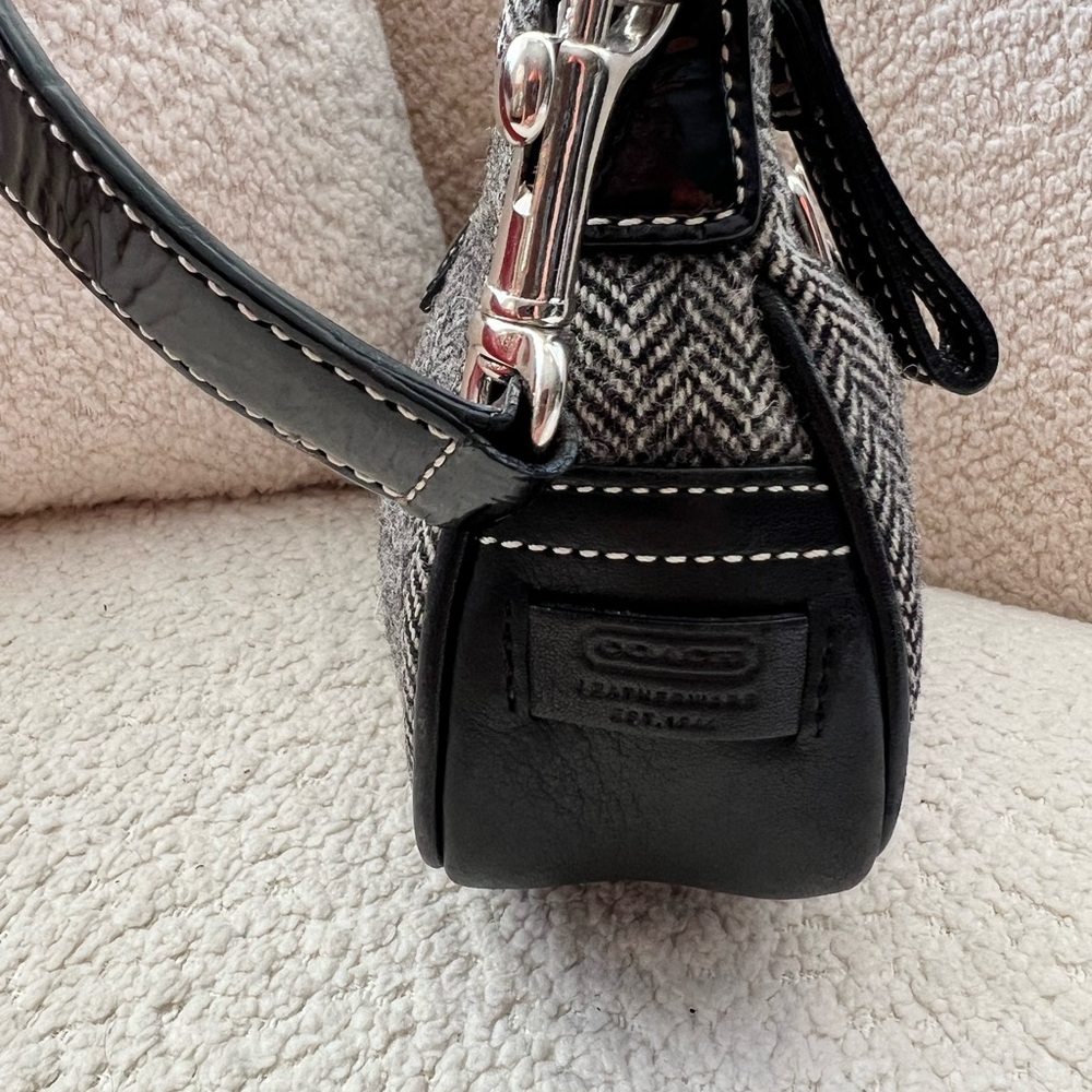 Vintage Coach Wool Herringbone Shoulder Bag Patent Leather Trim Heart Charm - Picture 3 of 8